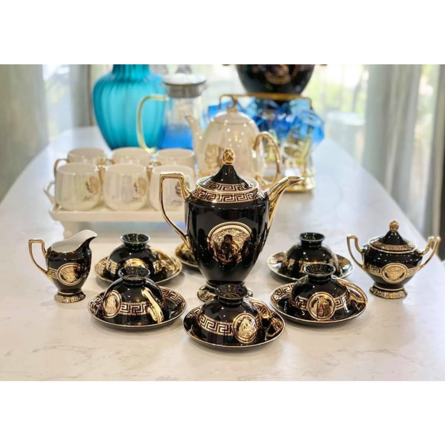 Bộ ấm chén sứ xương versace màu đen, trắng viền vàng viền vàng sang trọng. ấm chén versace cao cấp. bộ ấm pha trà thương hiệu versace cao cấp. ấm chén sứ xương cao cấp. hoàng decoration
