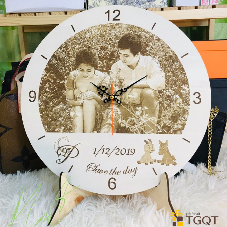 Đồng hồ gỗ decor - đồng hồ để bàn khắc hình theo yêu cầu - quà tặng handmade - quà kỉ niệm ngày cưới ý nghĩa