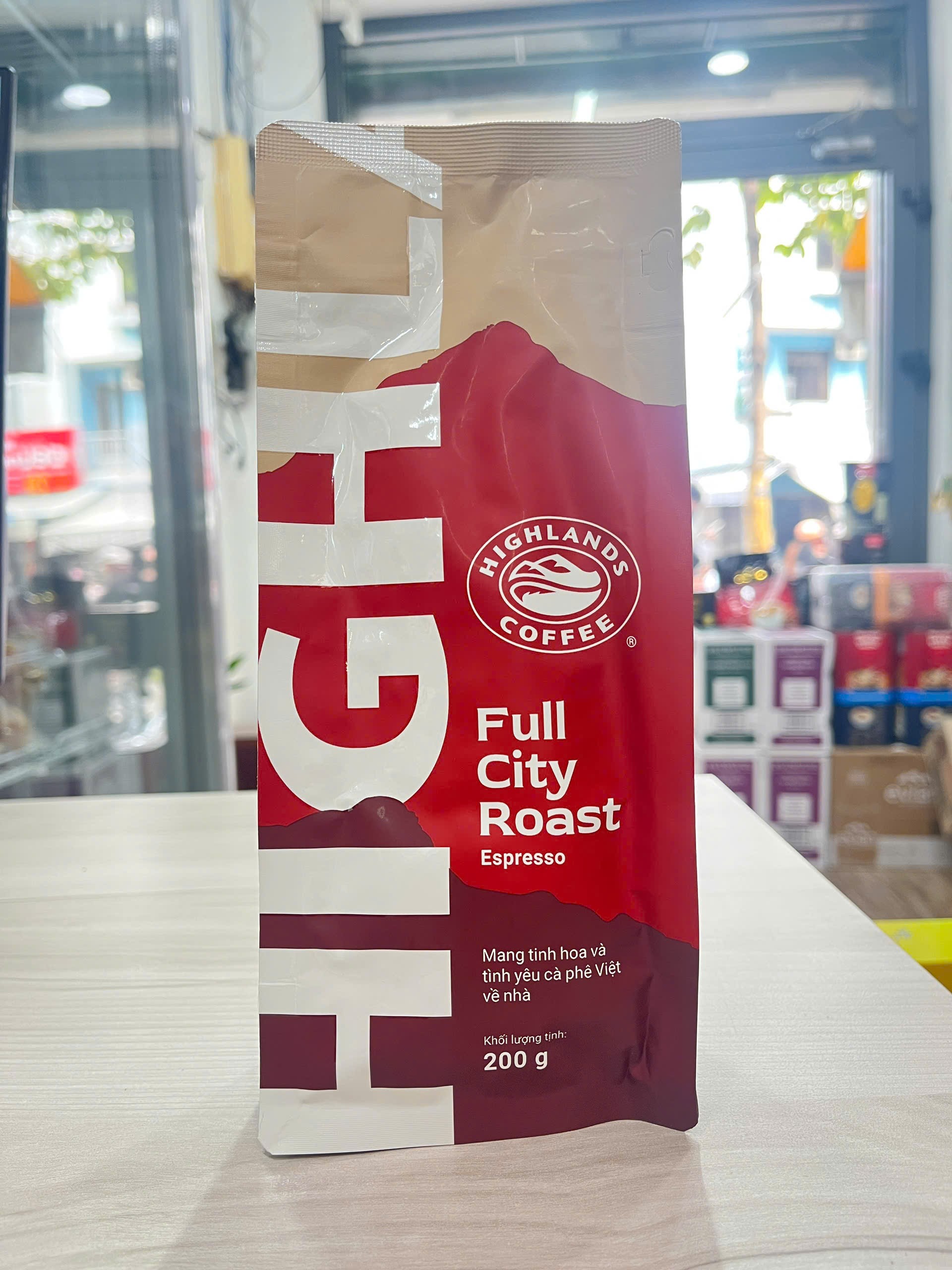 Date 07/27 Cà phê hạt rang Full City Roast Highlands Coffee gói 200g
