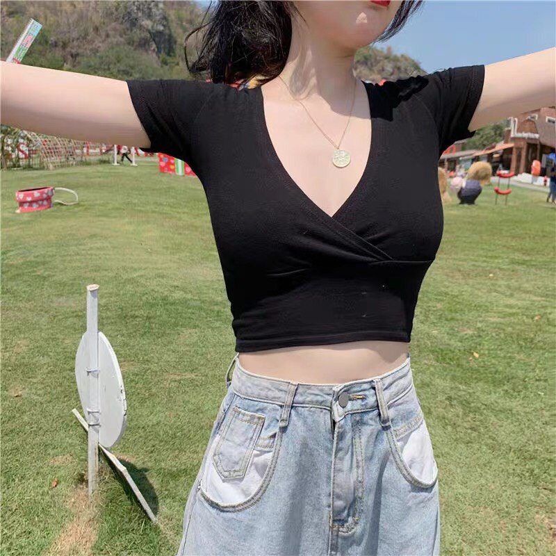 Áo croptop cổ chữ v xẻ ngực sexy, tôn dáng kèm họa tiết hoa nhí