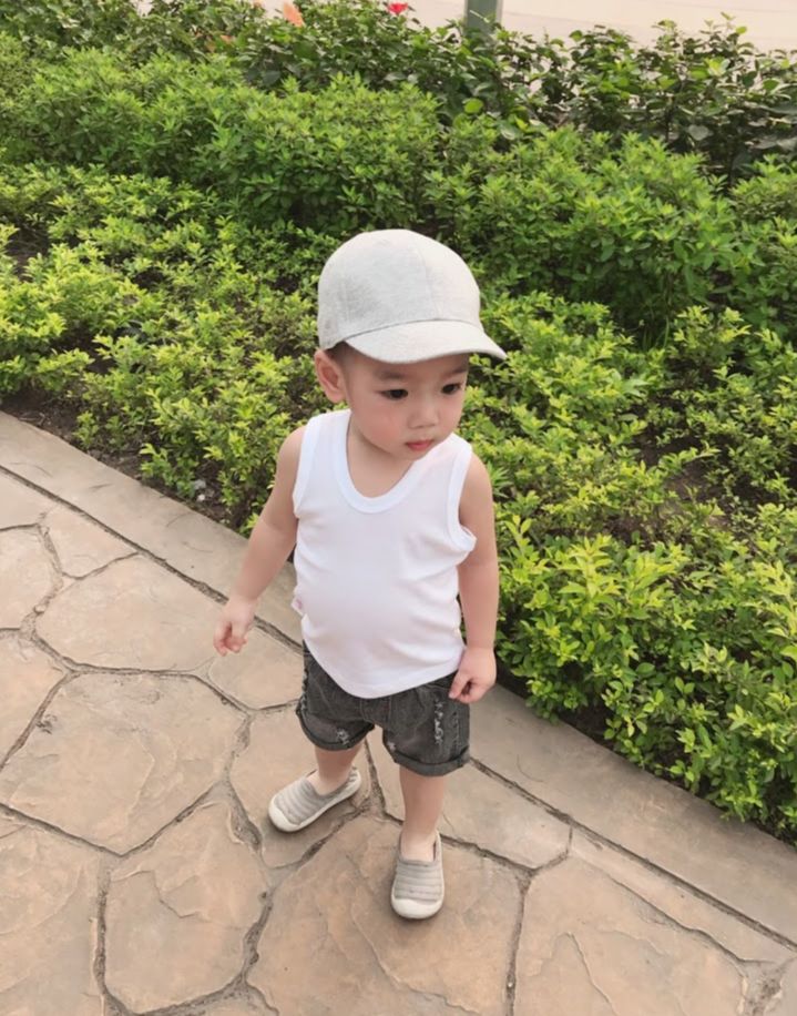 Áo thun trắng ba lỗ bé trai
