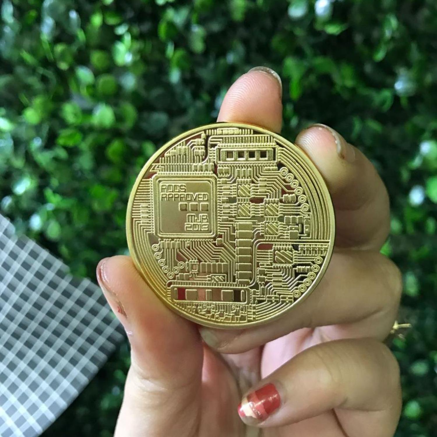 Đồng xu bitcoin mạ vàng 24k