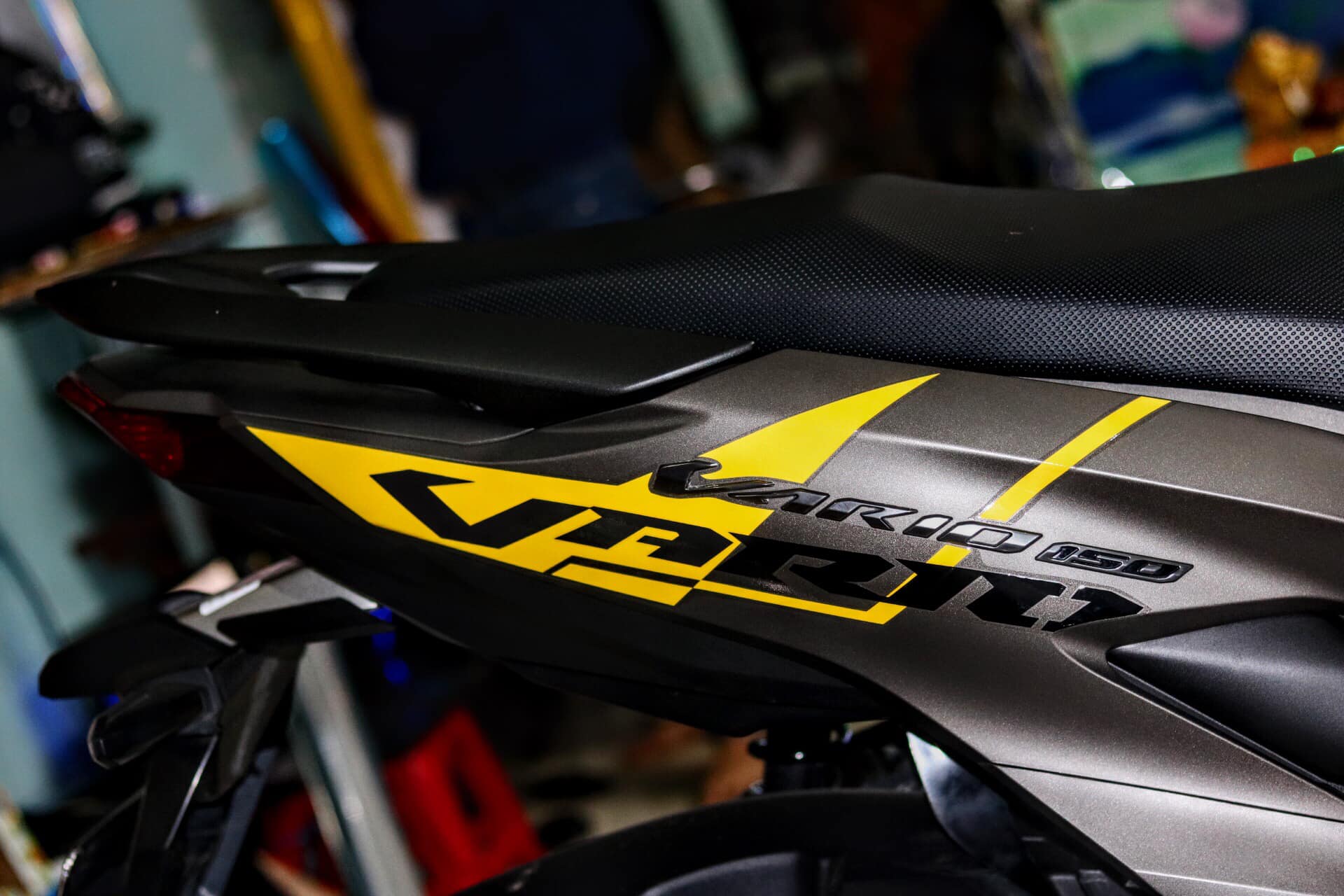 Tem Rời Dán Xe Vario 150 2018 Mẫu Malay Xám Vàng Đen Cực Chất, Hàng 3 Lớp Chất Lượng Cao