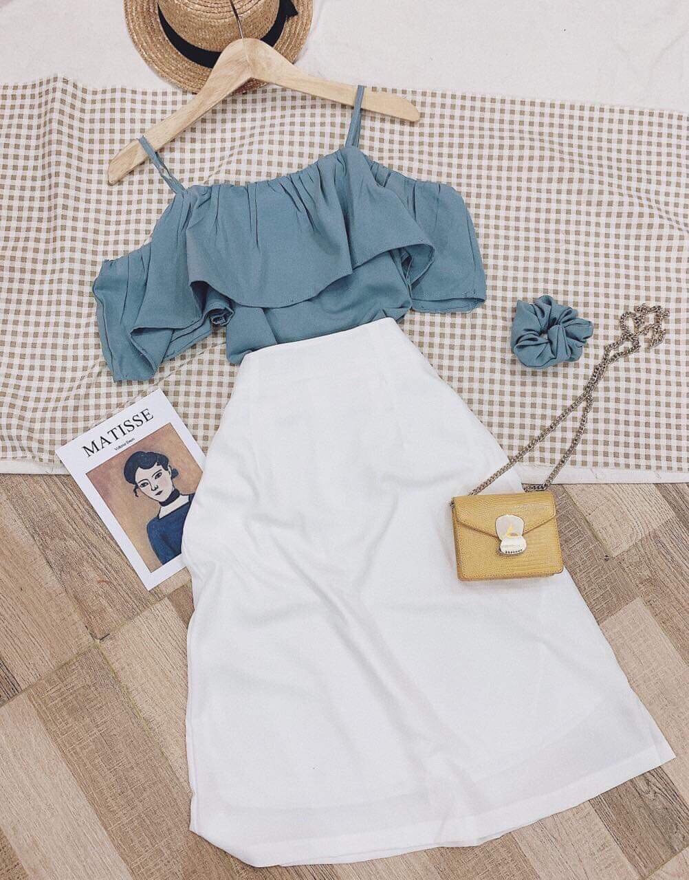 Sét áo trễ vai nữ màu xanh và chân váy trắng