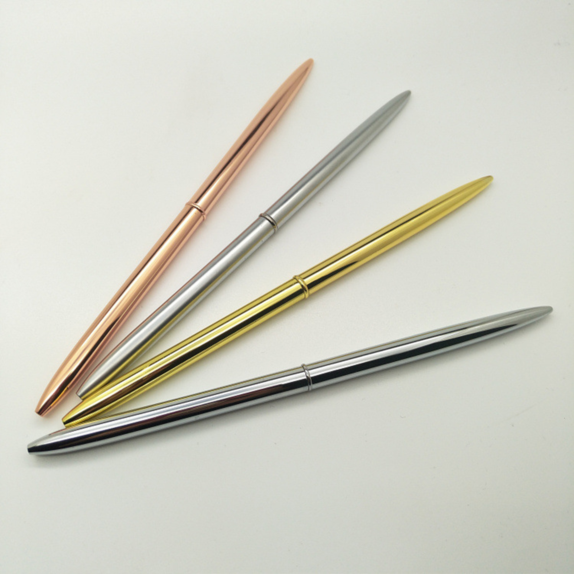 Bút bi vỏ kim loại bảo hành trọn đời không gỉ sét, ngòi dễ dàng thay ngòi khi hết mực