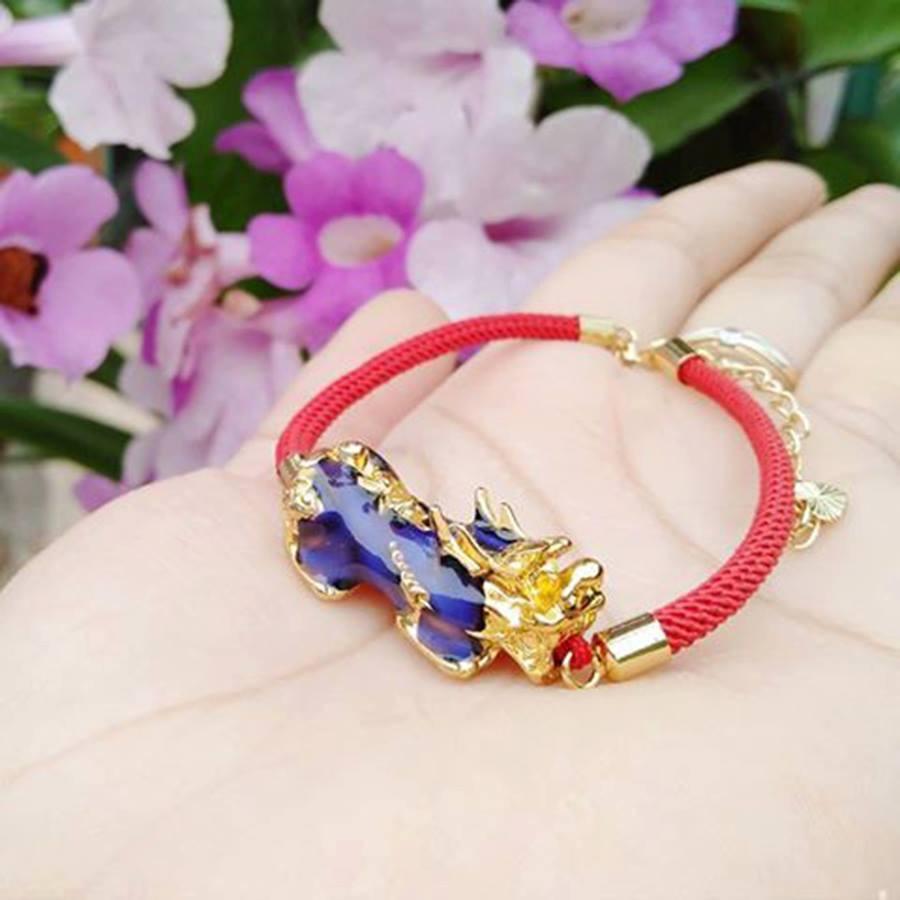 Sợi chỉ đỏ phong thủy may mắn đính tỳ hưu mạ vàng 24k đổi màu cao cấp