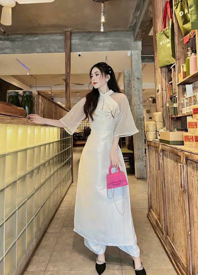 Áo dài cách tân tay lững loe bồng phong cách hiện đại, sang trọng