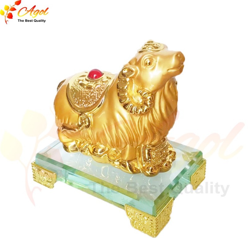 Tượng chú dê vàng đế thủy tinh