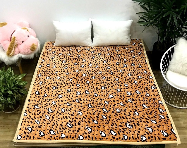 (FreeShip MAX) Thảm nhung trải giường chần bông, Thảm lông cừu trải giường, Mẫu DA  BÁO NÂU, thảm nỉ nhung trải giường, thảm nhung đa năng, thảm trải giường 3 lớp, Thảm nỉ trải giường, thảm trải sàn mùa đông