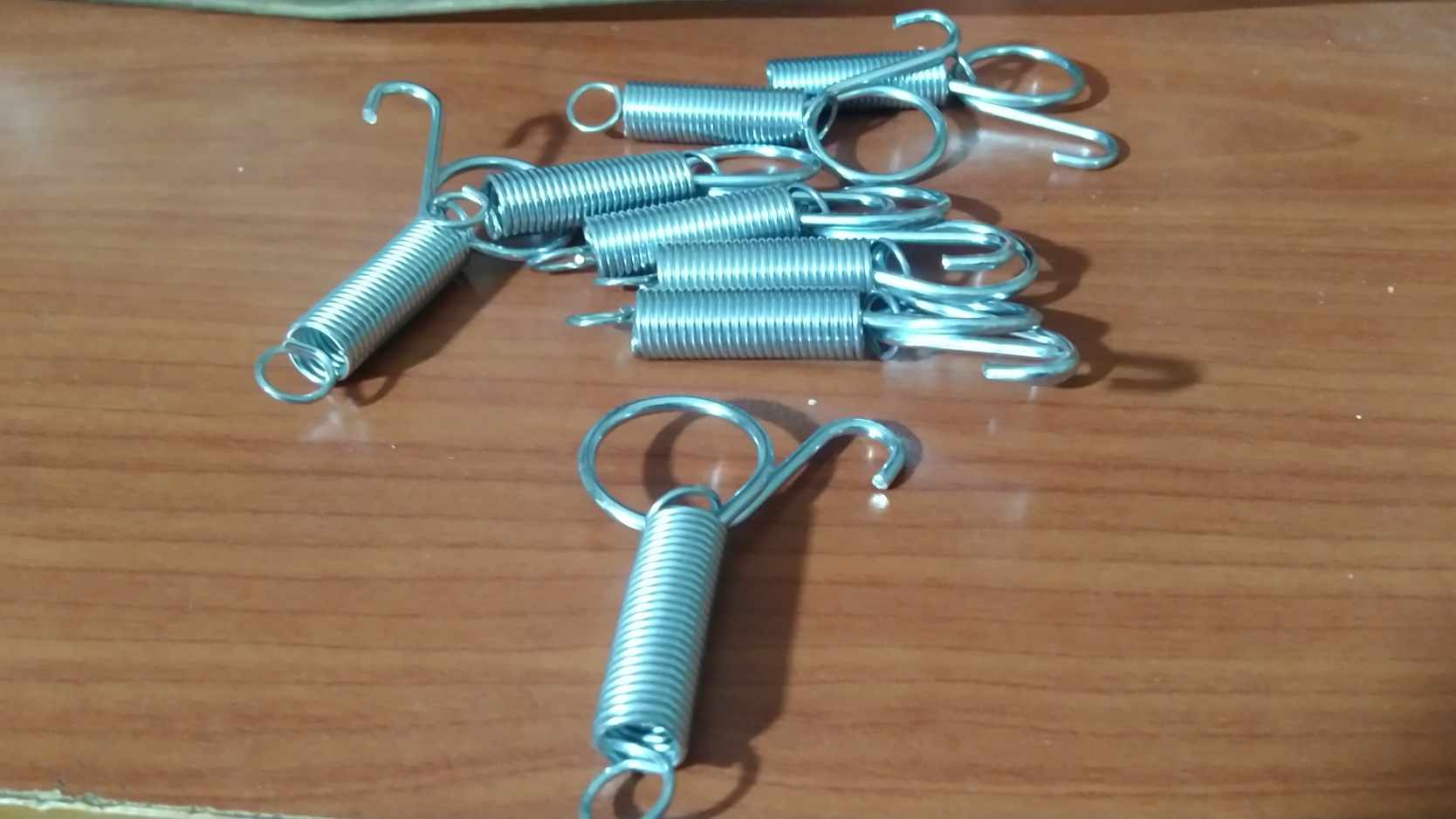 1 móc khóa lồng lò xo giúp chắc chắn cho lồng chim, tránh mất chim