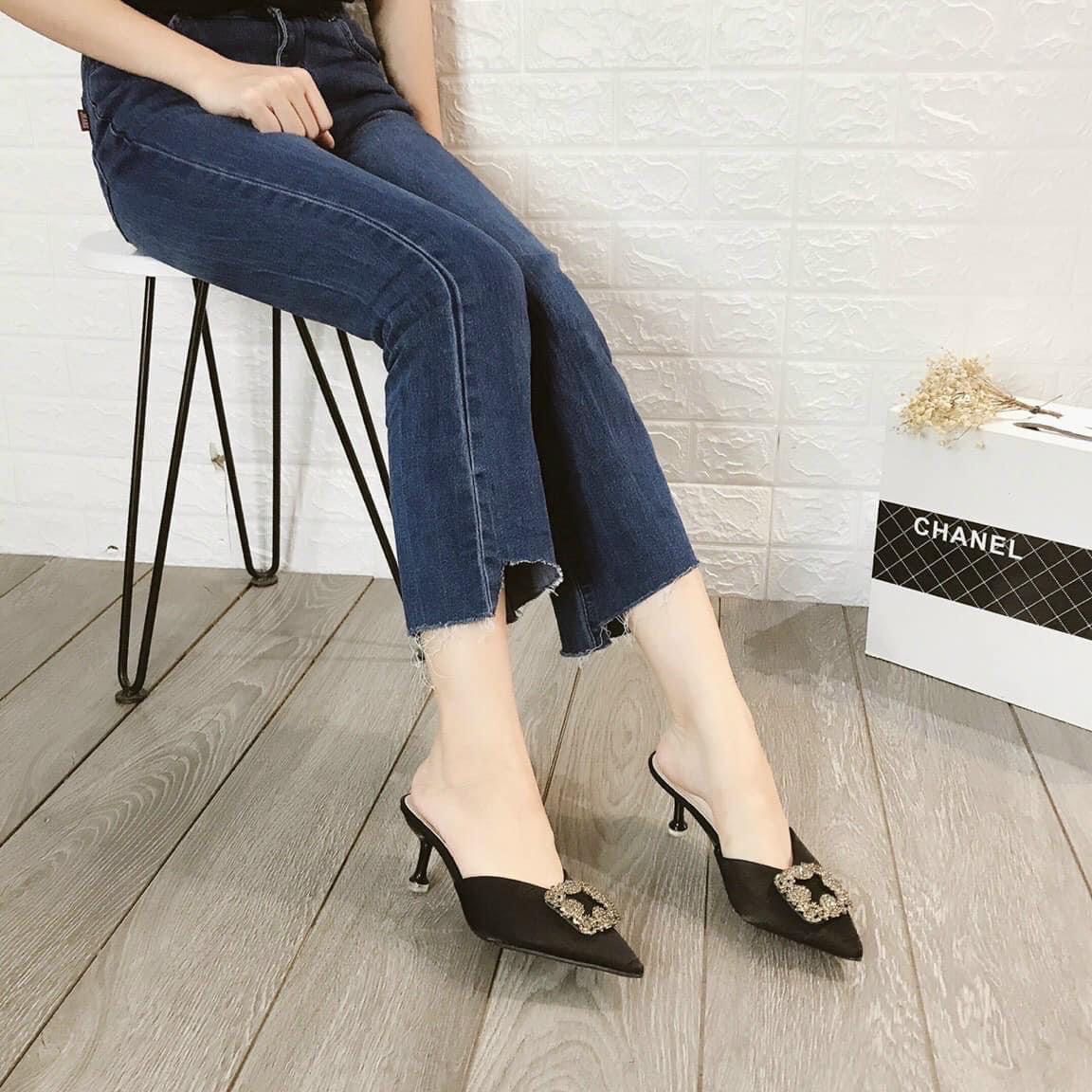Guốc sục cao gót mũi nhọn lụa tag hoa đá vuông gót nhọn 5cm- mã 914