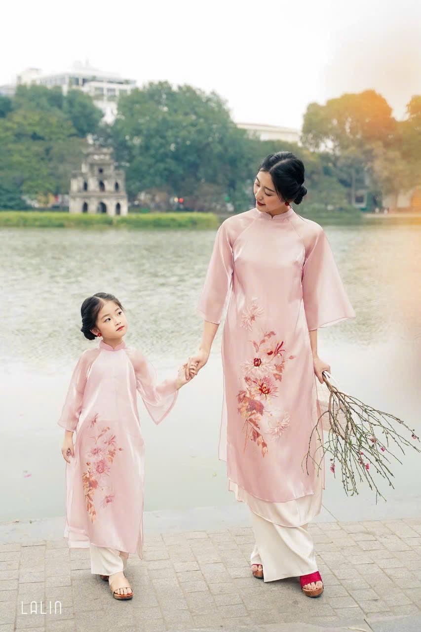 Áo Dài Mẹ Bé Hồng Pastel H&H Áo Dài Tết Gia Đình Cặp Đôi 4 Tà Vải Organza Họa Tiết Hoa Cúc May Mắn Đính Nổi Tỉ Mỉ