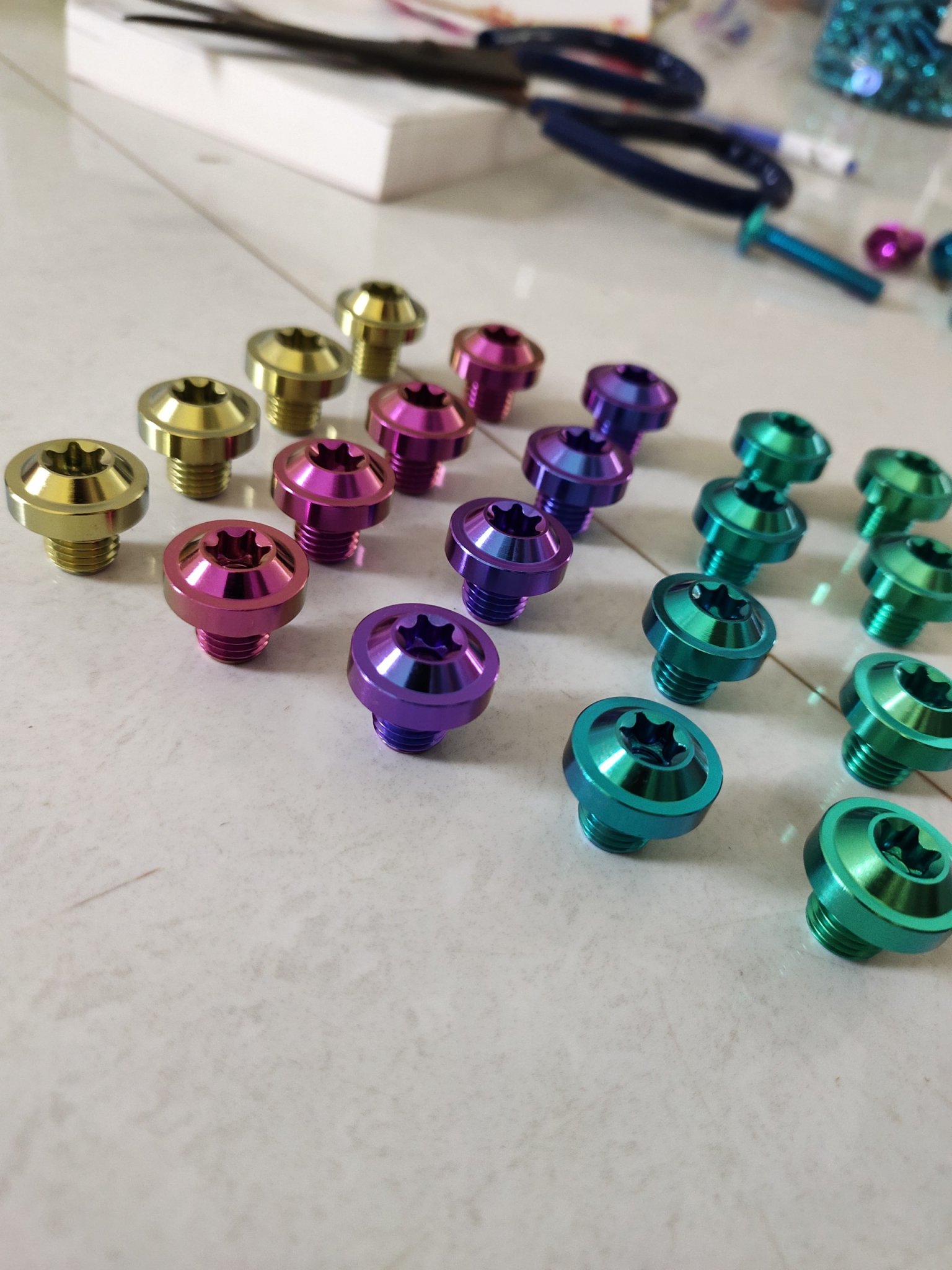 ỐC CHÂN KÍNH GR5 REN NGỊCH XANH TÍM GAN BÊN PHẢI DÒNG XE YAMAHA