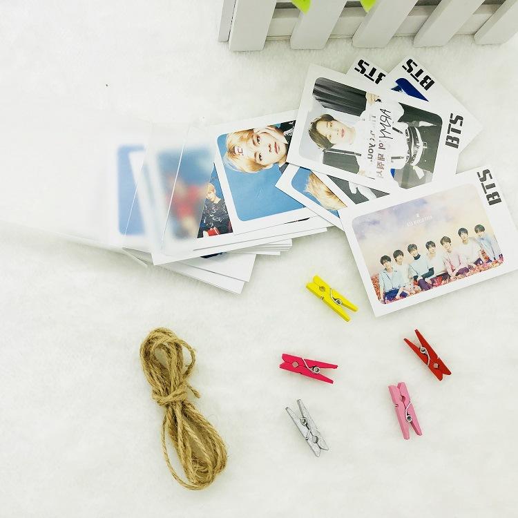 SET 32 TẤM ẢNH BTS , WANNA ONE KÈM DÂY TREO TƯỜNG VÀ KẸP GỖ