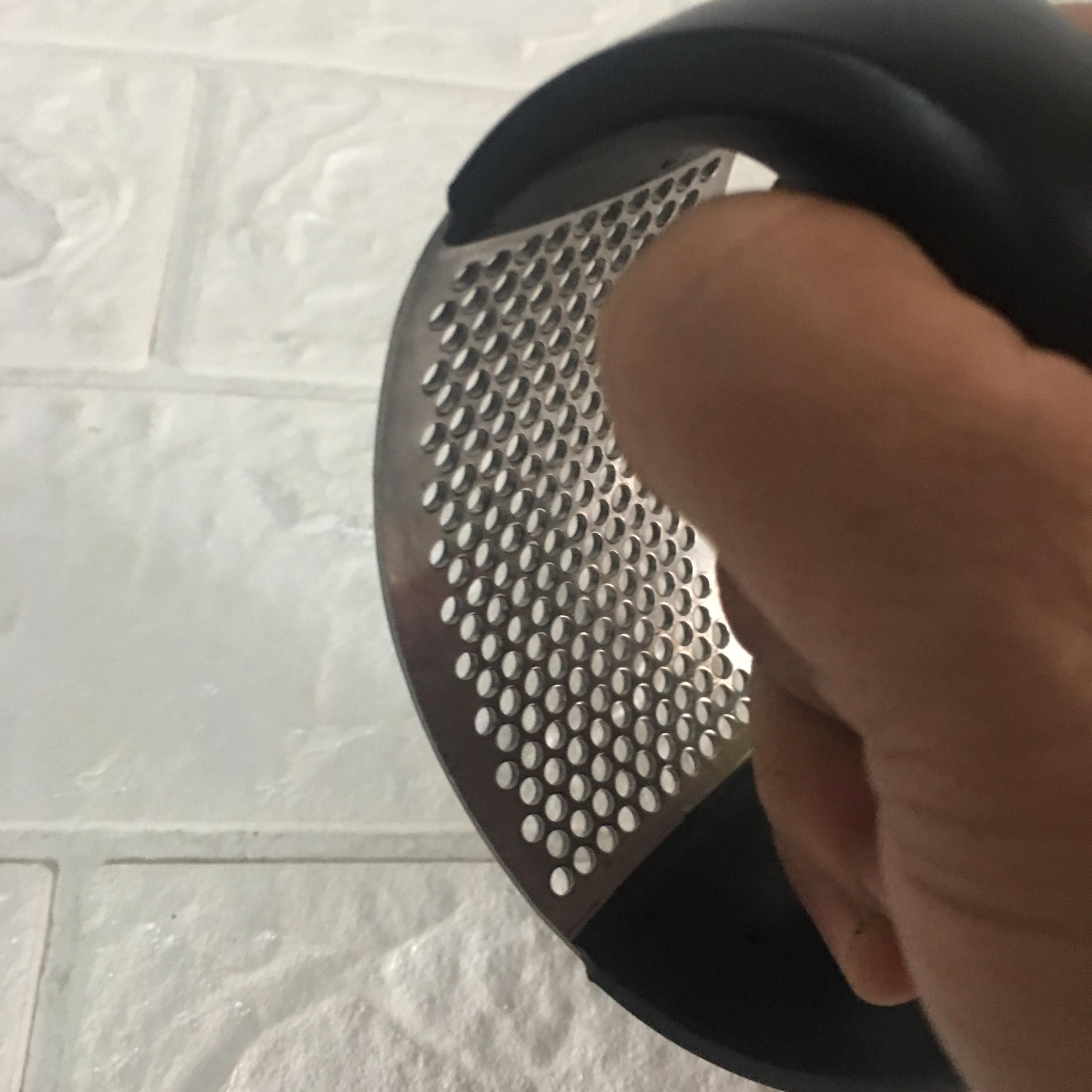 Dụng cụ ép tỏi nghiền tỏi có tay cầm tiện dụng. Inox