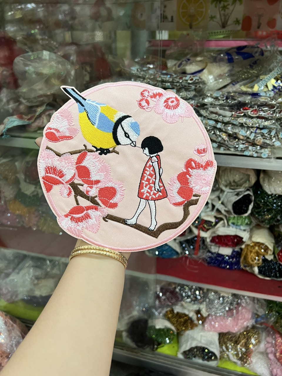 Tấm tròn thêu cô gái hoa anh đào trang trí 17cm