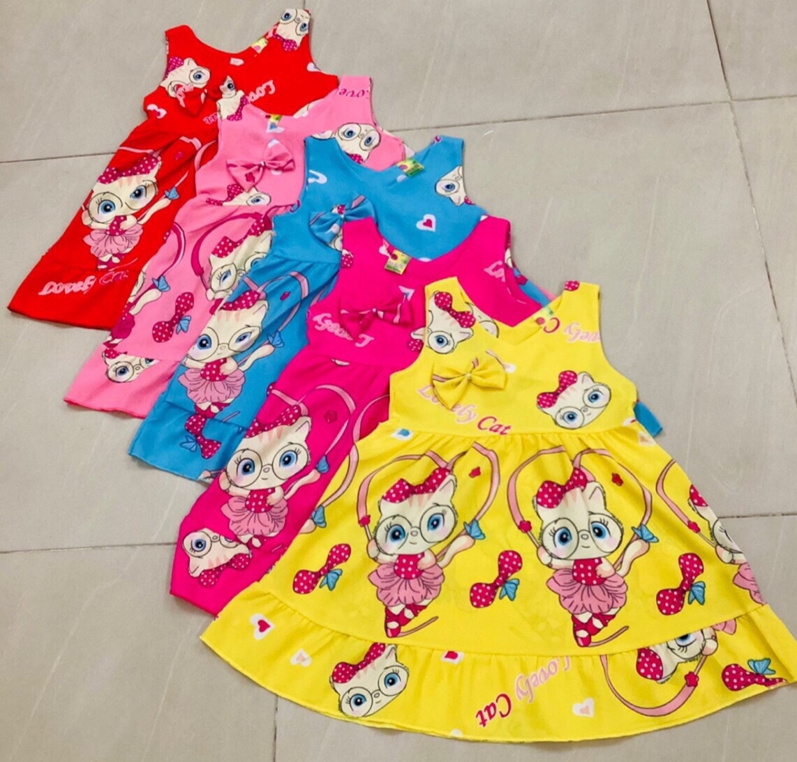Đầm lụa sát nách họa tiết dễ thương bé