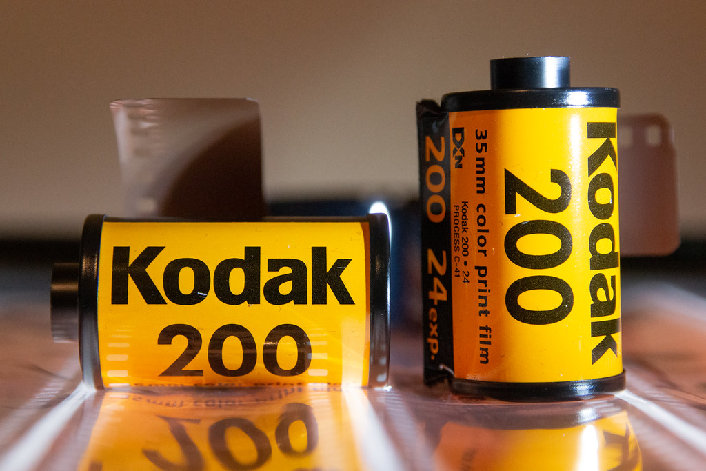 Film Kodak Gold 200 Indate Rẻ