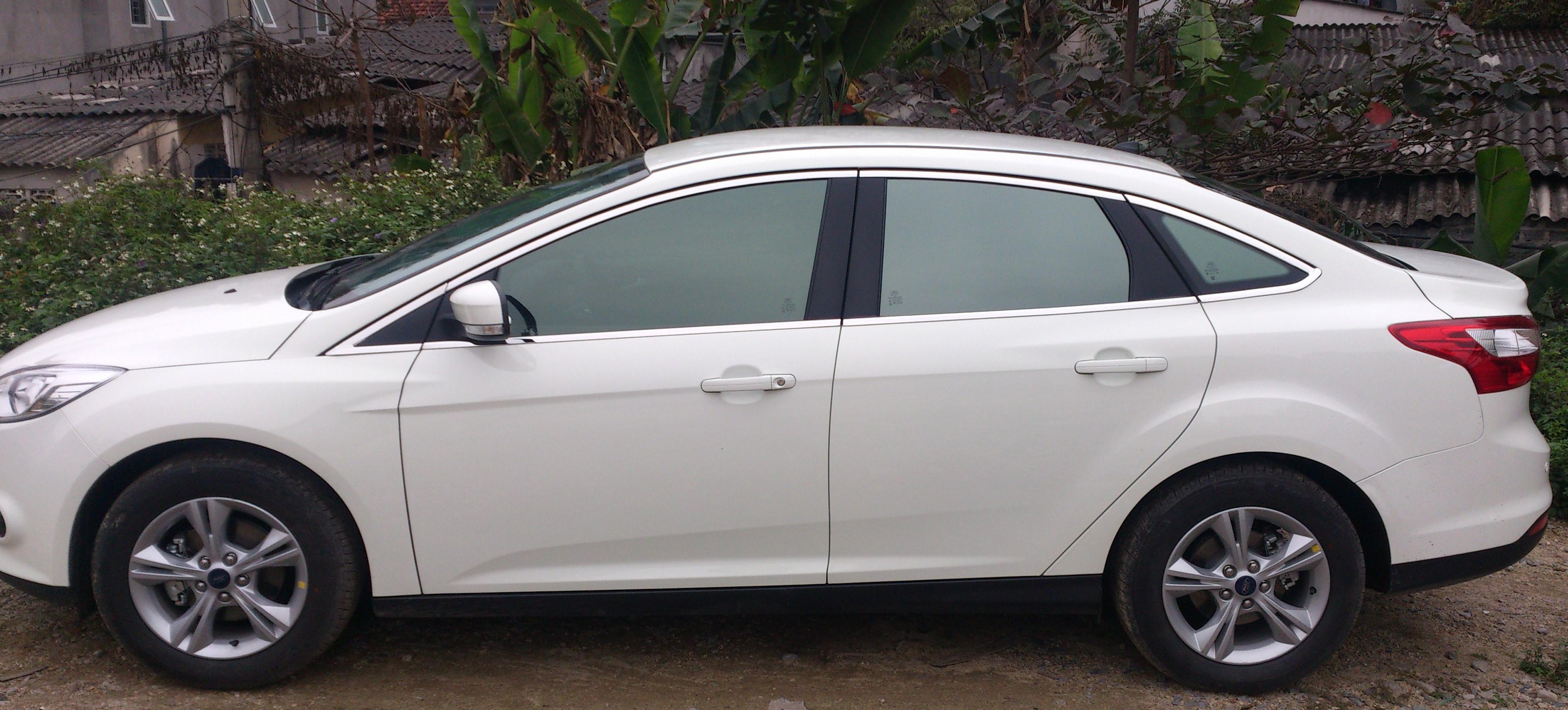 Viền inox quanh kính theo xe Ford Focus sedan