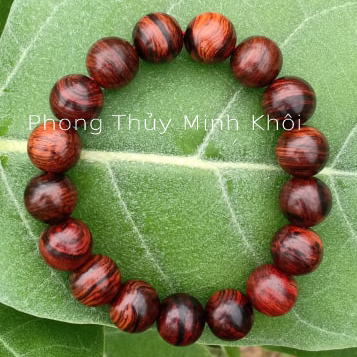 Vòng tay gỗ sưa (dây) đỏ thiên nhiên 12ly .Vòng tay thể hiện sự quý phái, sang trọng ,lịch lãm cho người dùng.Tặng kèm hộp đựng cao cấp,