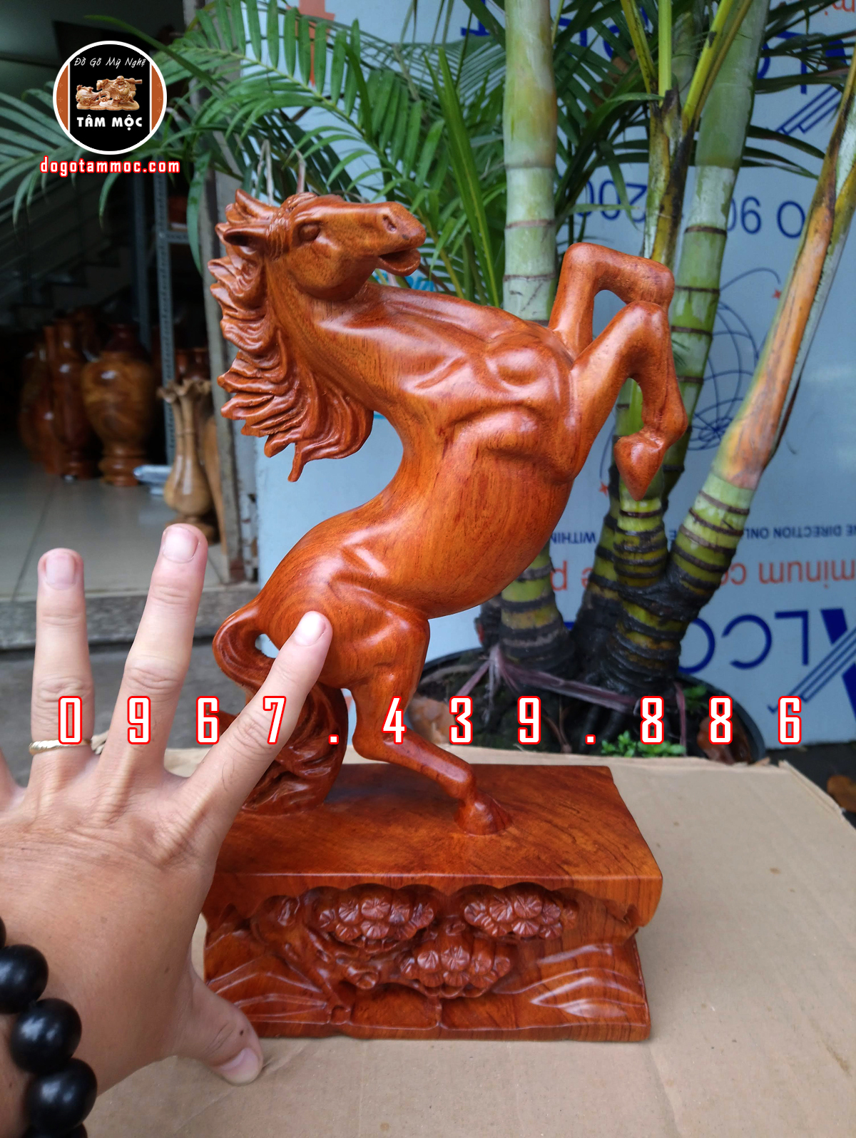 Tượng ngựa phong thủy tài lộc gỗ hương