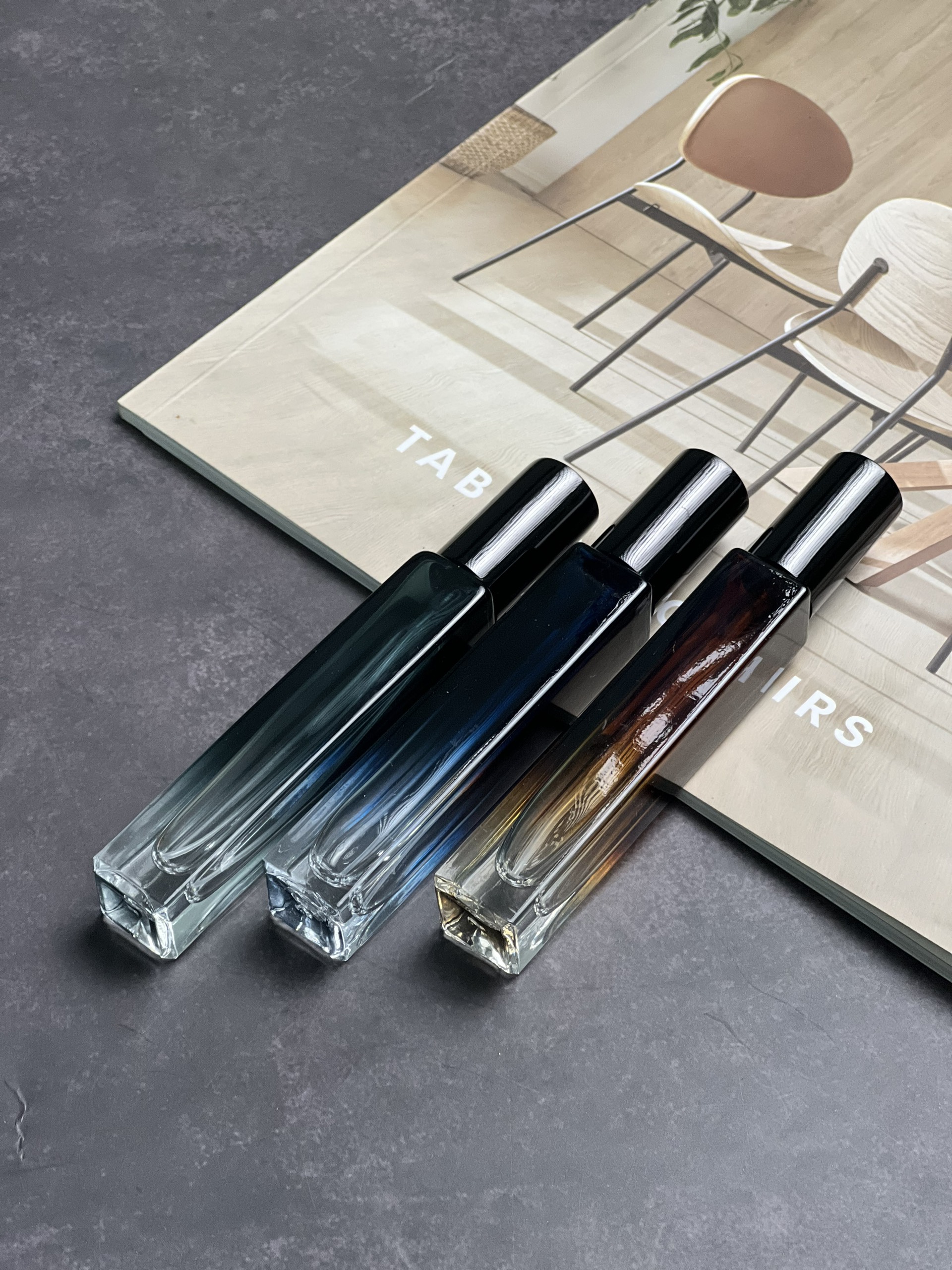 Chai chiết nước hoa 10ml (chai rỗng) thân vuông cao thuỷ tinh ombre nhiều màu tinh tế, tiện dụng, dùng để chiết nước hoa.