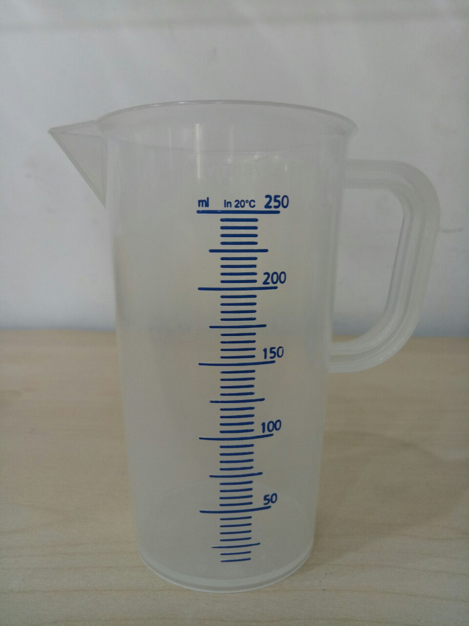 Ca nhựa PP vạch nổi xanh 250ml VITLAB