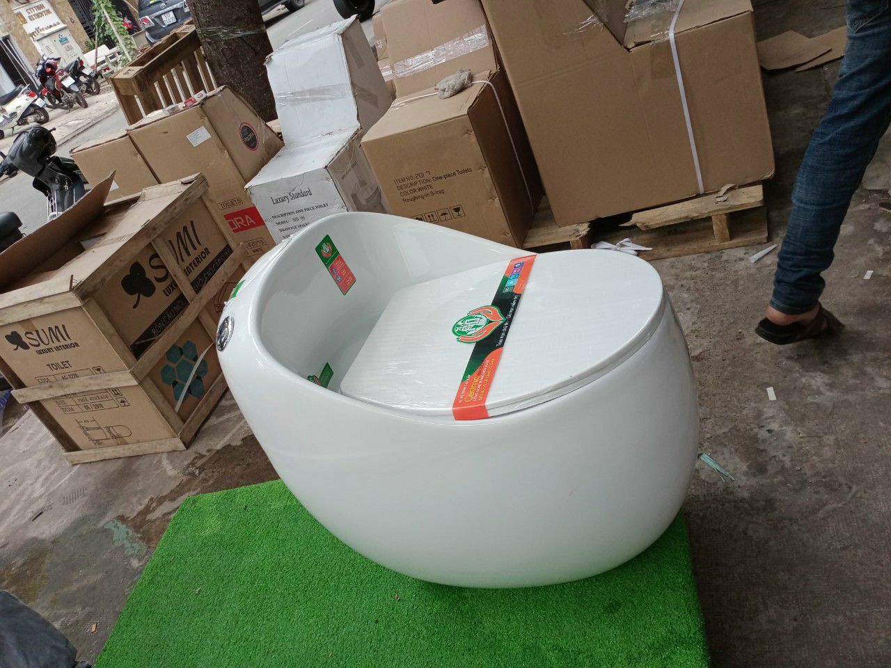 Bồn cầu nguyên khối giá gốc 8900000đ.