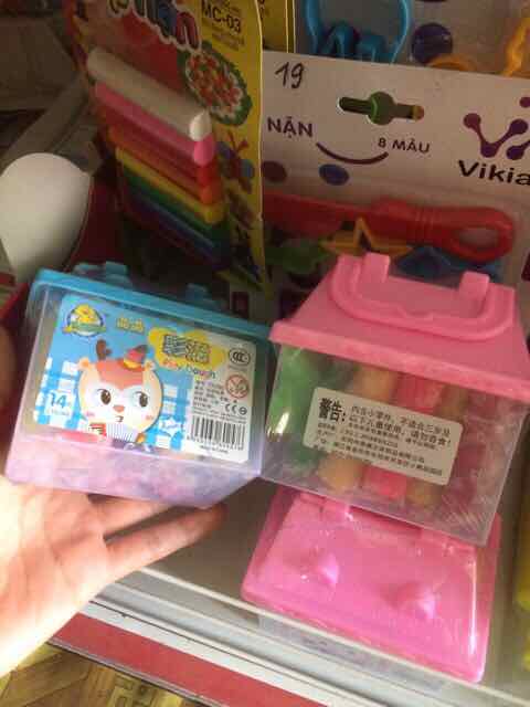 Xô đất nặn hình ngôi nhà