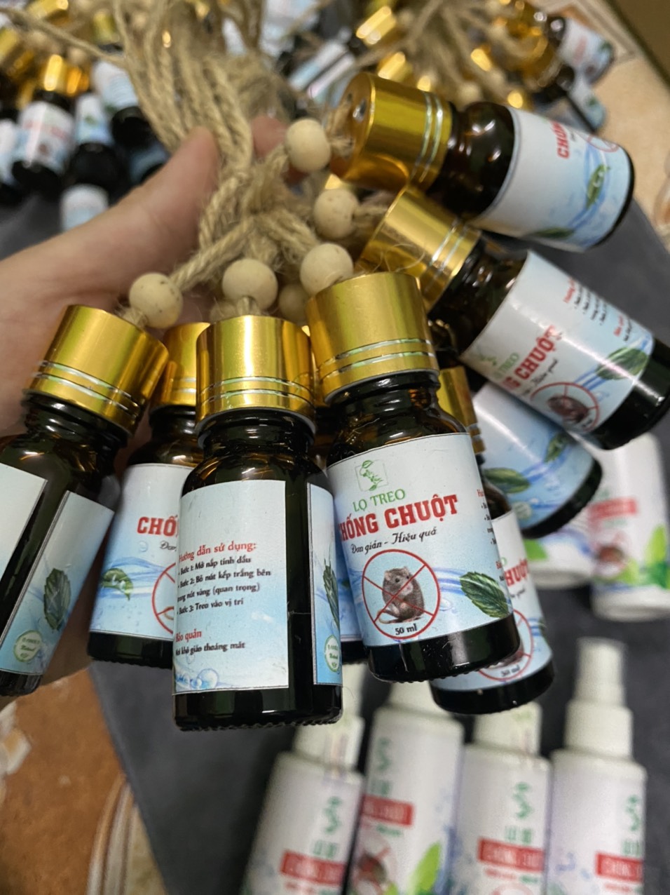 Lọ tinh dầu và chai xịt chuột treo khoang máy ô tô đuổi chuột hiệu quả dung tích 10ml - Mộc niên