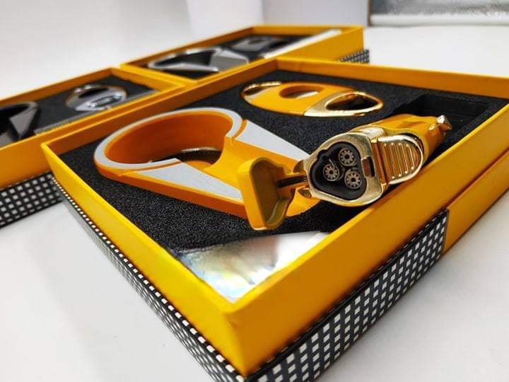 Set phụ kiện xì gà Cohiba 3 món. Gồm bật lửa khò, gạt tàn, cắt. Tất cả đều được làm bằng kim loại, chắc chắn và sang trọng.