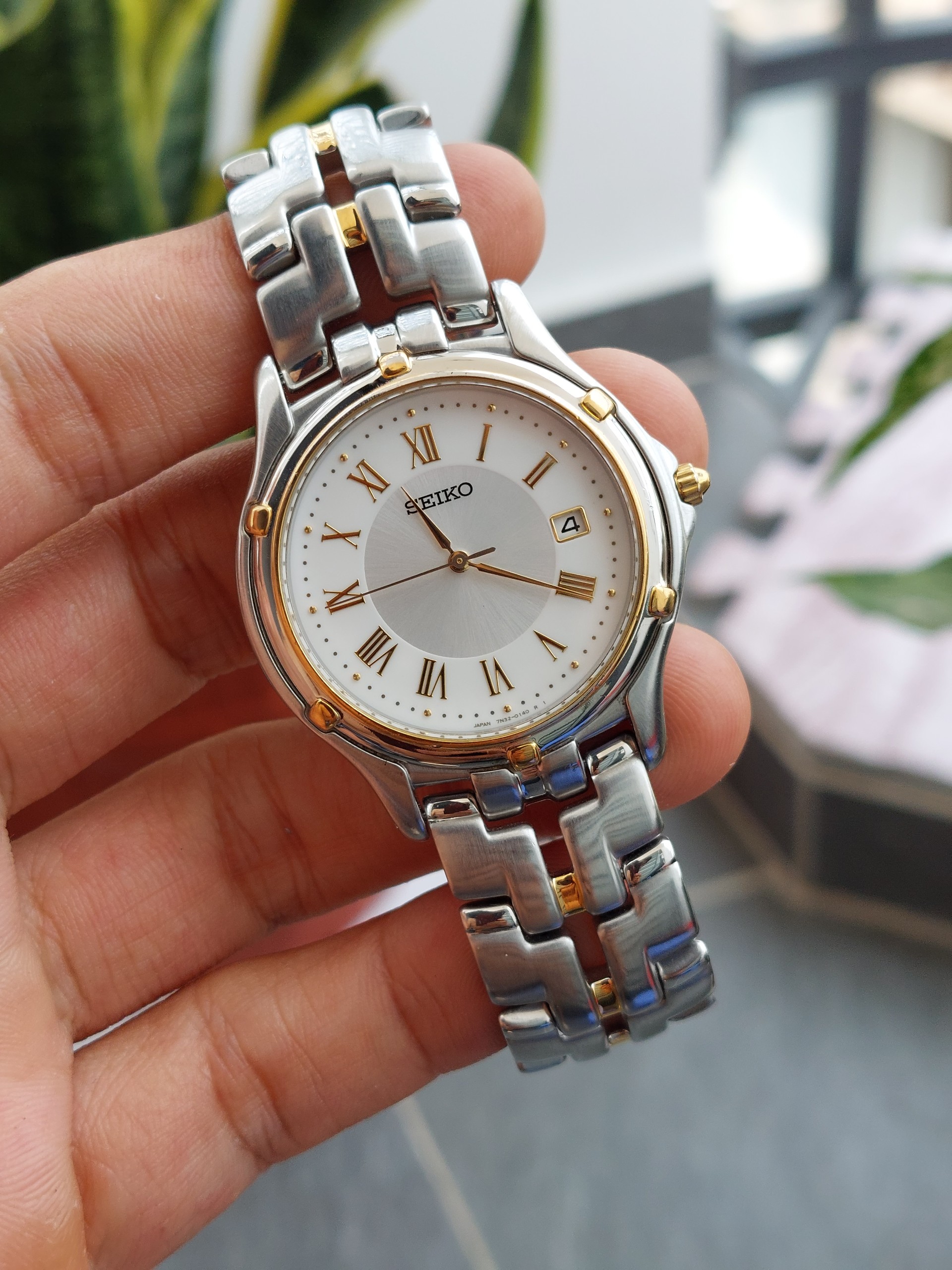 Đồng hồ nam Seiko số la mã kính saphia chạy pin hàng Si