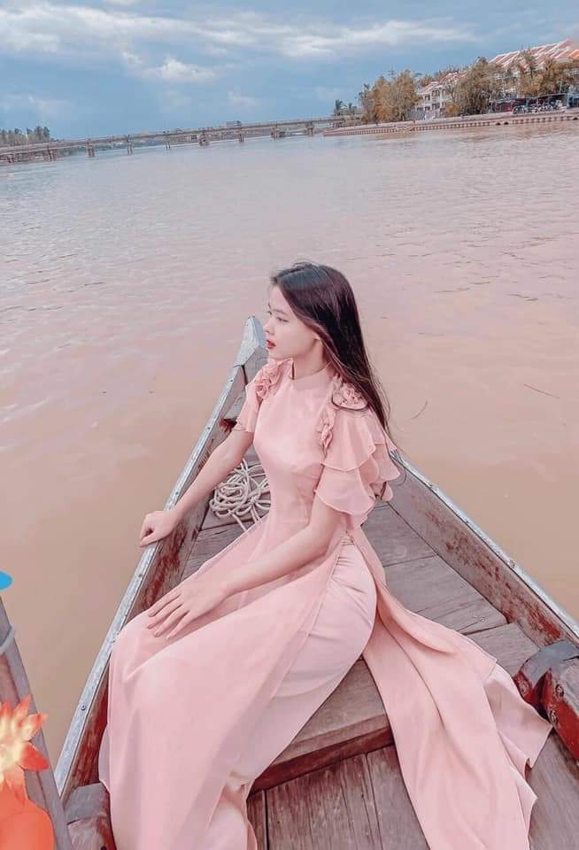 Áo dài điệu tay xòe kèm quần lụa cùng màu