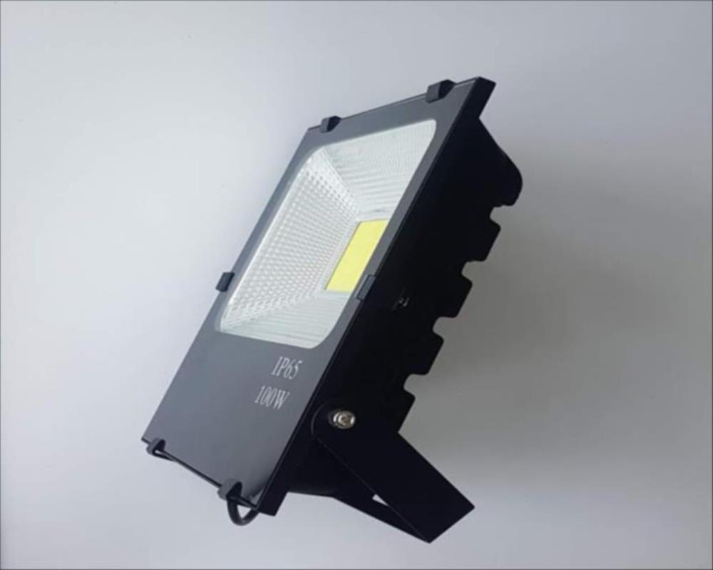 Đèn pha led 100w lắp ngoài trời ip66