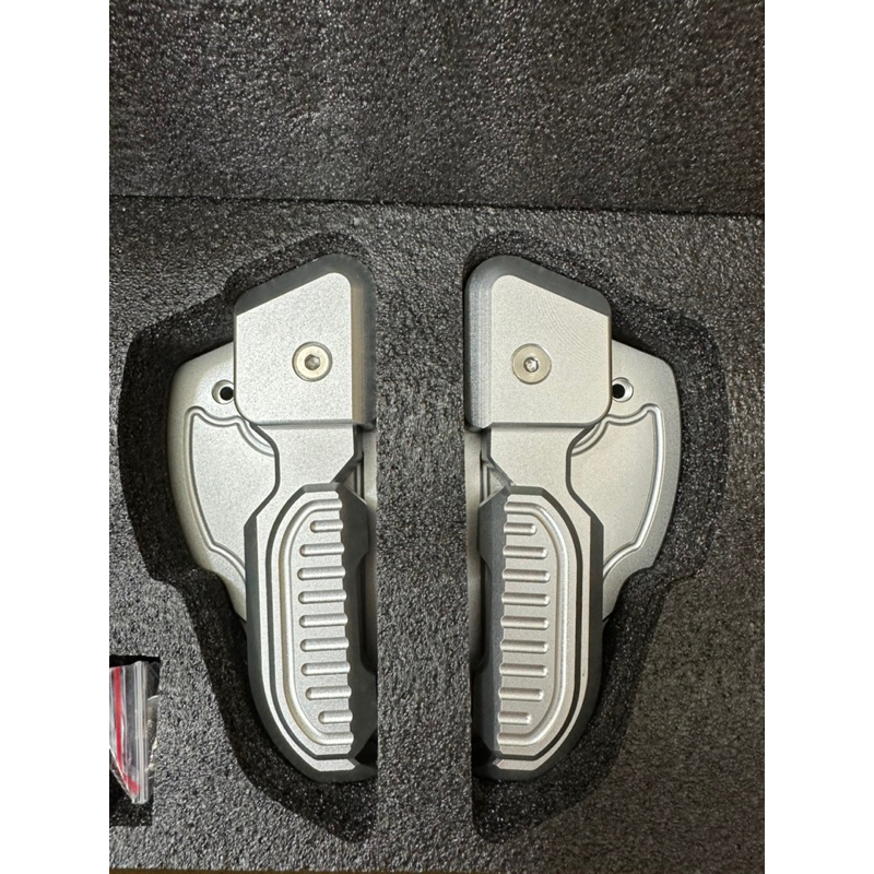 Gác chân nhôm cnc vespa sprint primavera cao cấp