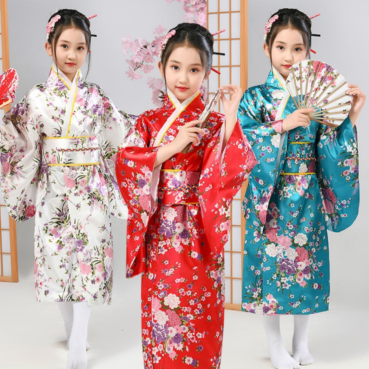 Trái ngược với sự cứng nhắc của samurai, trang phục kimono cho bé gái lại thể hiện nét dịu dàng, thanh nhã và tinh tế. Những chiếc váy kimono mềm mại và đáng yêu sẽ giúp bé gái của bạn thật nổi bật trong bất kỳ sự kiện nào.
