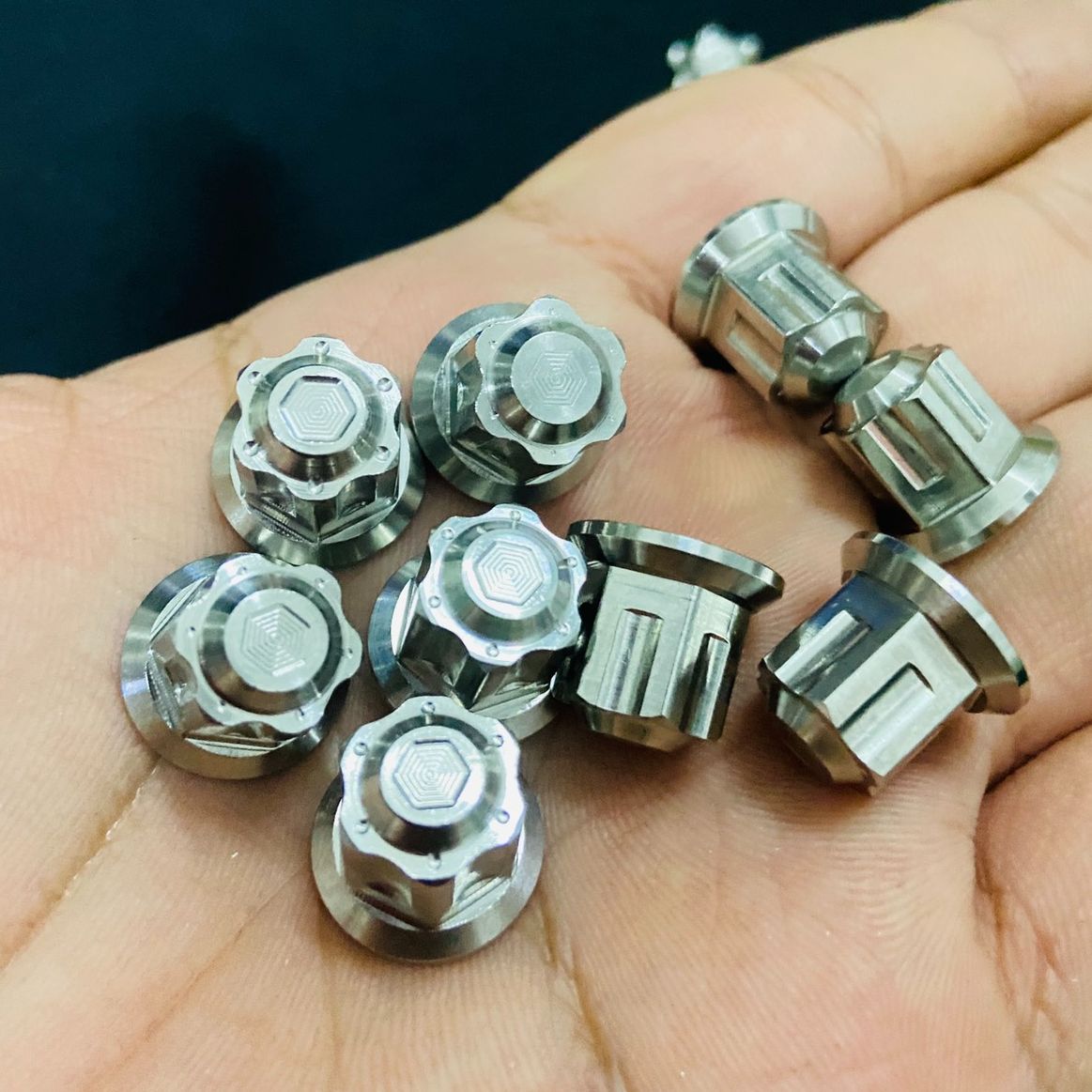 Tán inox salaya đầu bít lổ 7ly sử dụng lắp nắp 4 lổ, nắp đầu bò xe wave, dream, wave thái 110, wave thái 100
