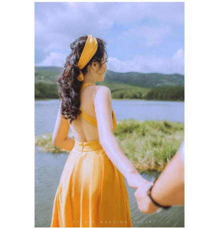 Đầm maxi dáng xòe vàng hở lưng siêu xinh