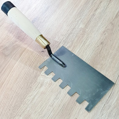 Bay Xây Tô Vuông Lưỡi Thép 9x16,5cm Rãnh Răng Cưa Vuông Lớn 15x15x10mm Cán Gỗ Đuôi Bọc Nhựa ( Răng Phải )