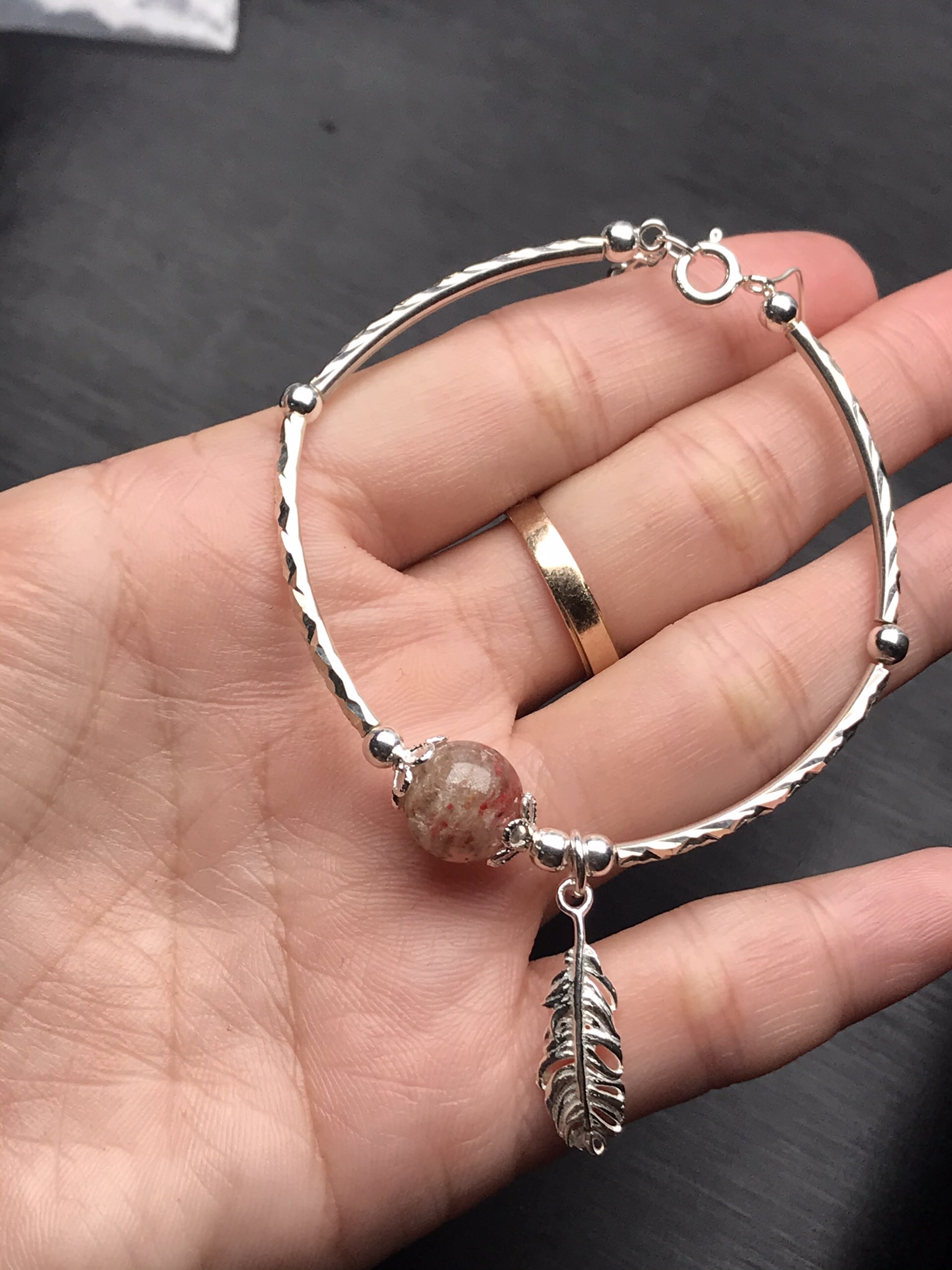Vòng tay hạt đá ưu linh ngũ sắc 10 mm charm bạc
