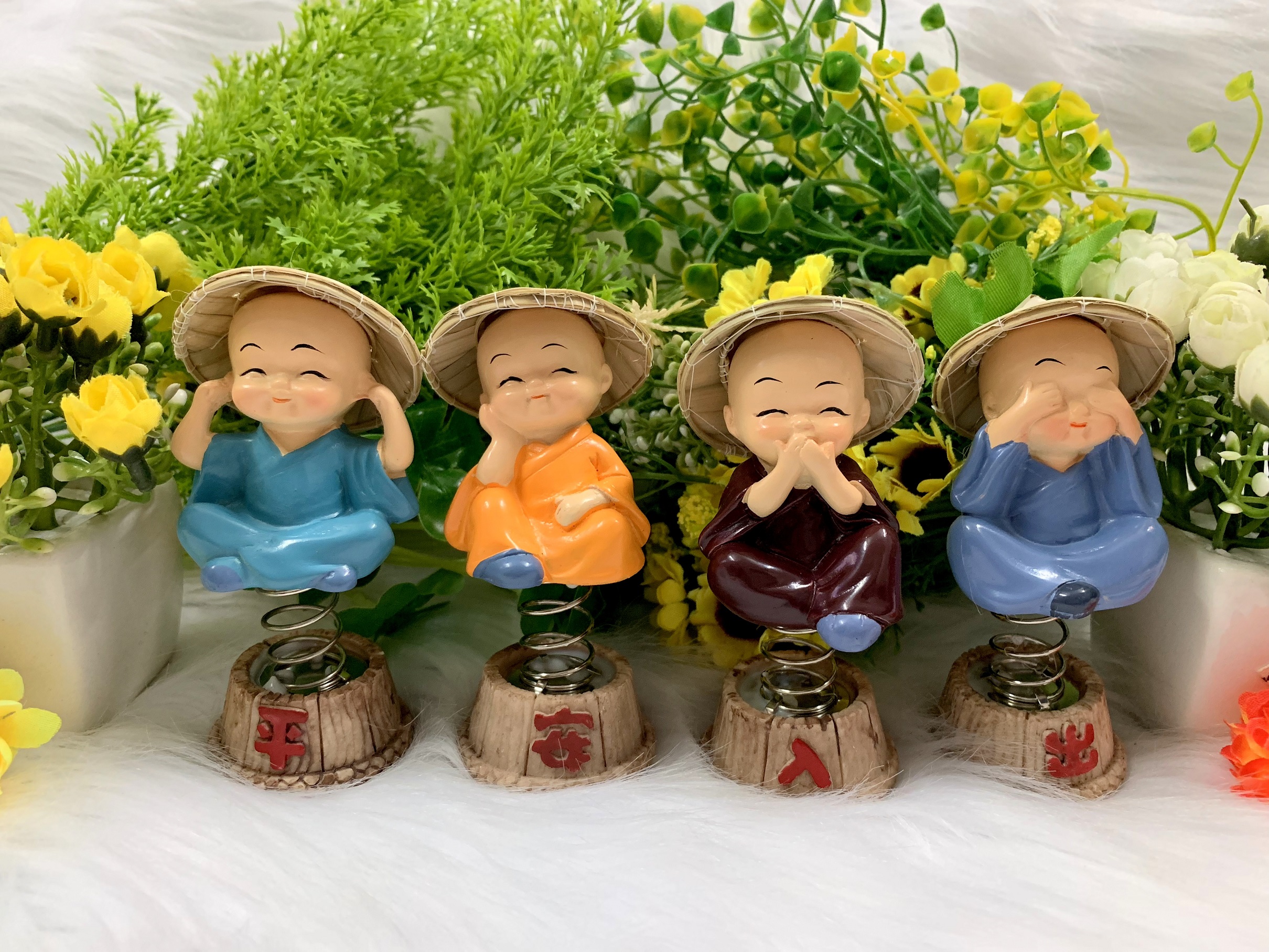 [HCM]Bộ 4 tượng Chú tiểu đội nón lá tọa đế tuyệt đẹp ( Hình Thật )