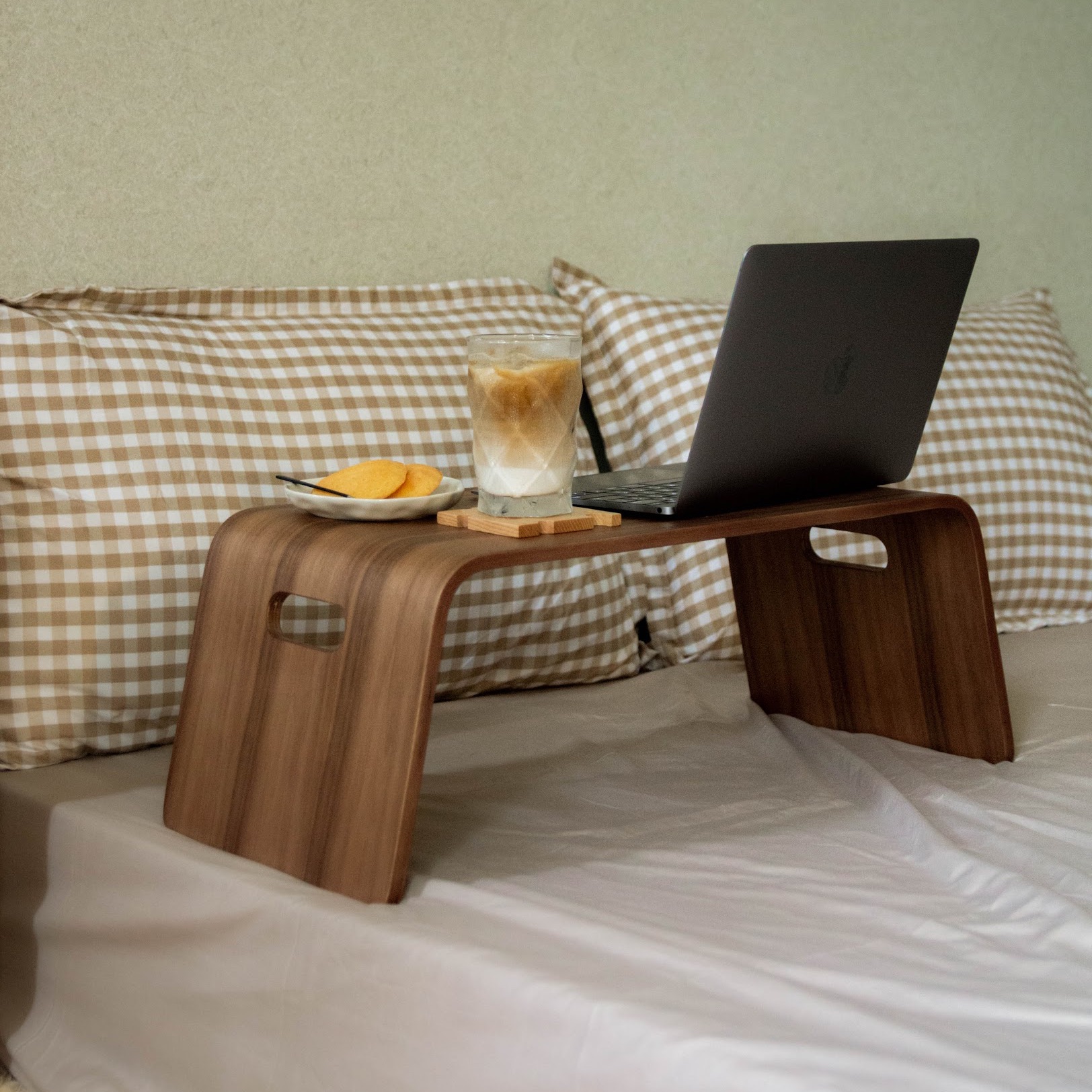 [HCM]Bàn đa năng gỗ uốn cong PlyConcept ToMa Bed Tray - Veneer Màu Walnut