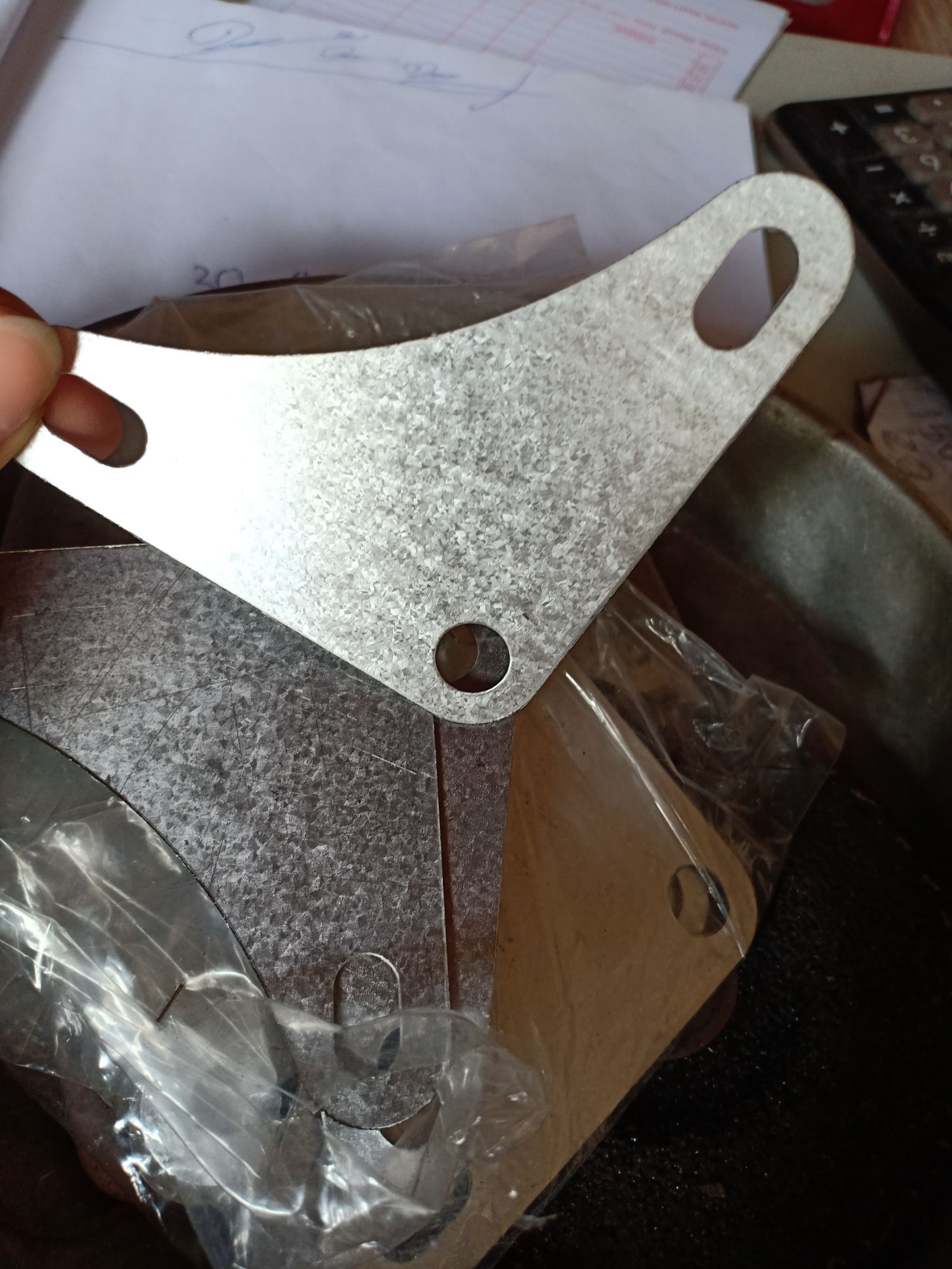 set 16 bass (ke góc) dùng bắt kệ sắt v lỗ