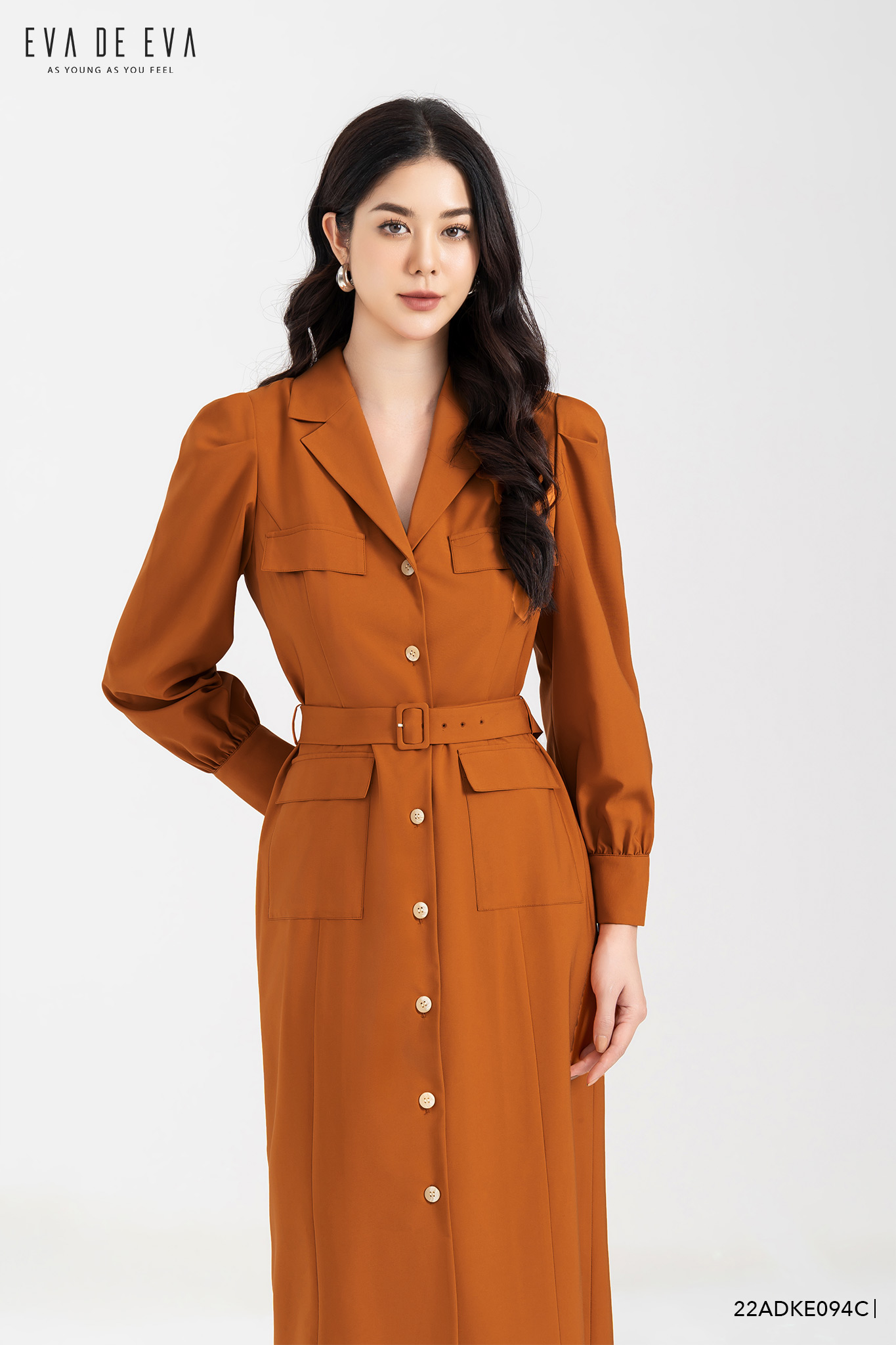 Đầm tay dài bồng vai, cổ bẻ lịch sự, cài cúc thân trước, có đai thắt eo. eva de eva 22adke094c
