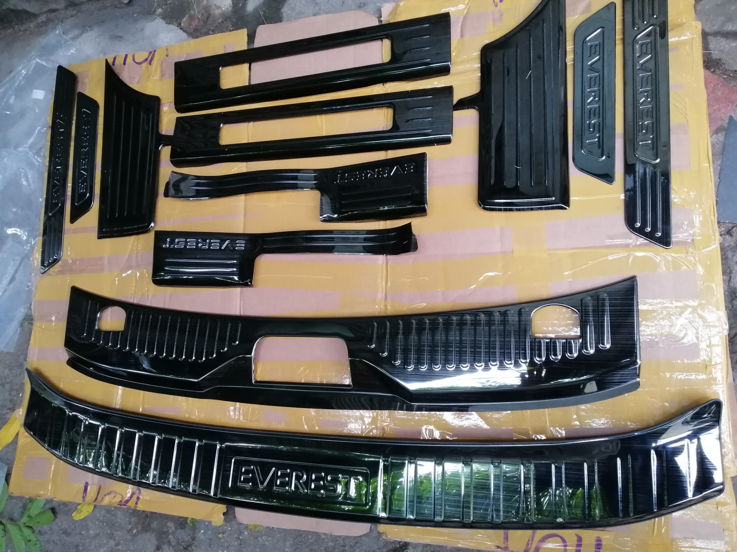 Bộ Ốp bậc giẫm trong + ngoài + chống trầy cốp trong + ngoài TITAN FORD EVEREST 2016-2020