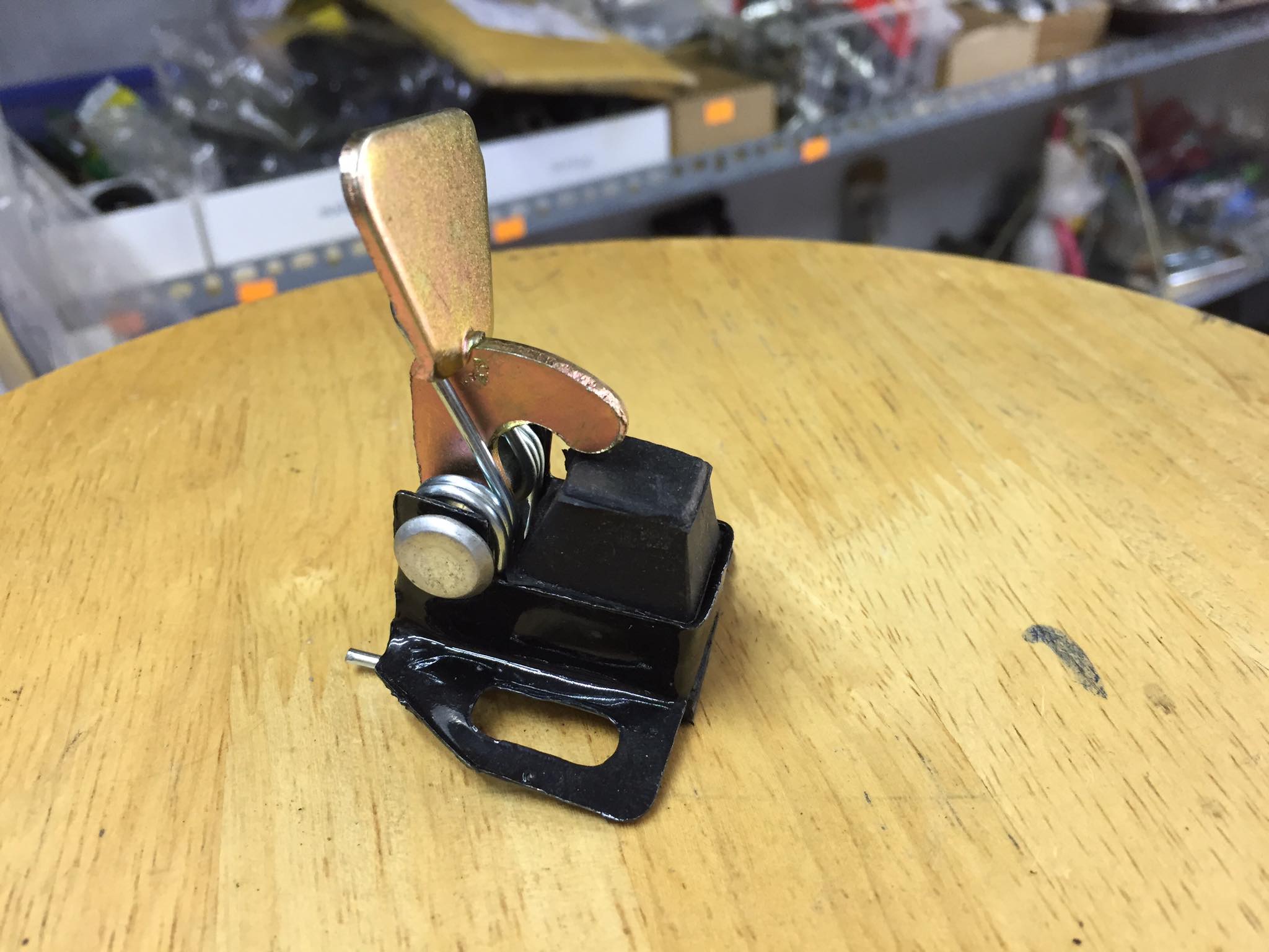 Honda dame: cò lẫy yên (cò giữ yên) xe honda dame