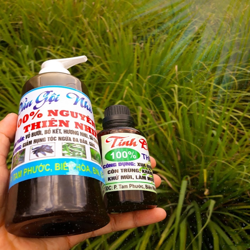 Combo Dầu Gội ,Dầu Dưỡng tóc được nấu từ bồ kết cùng các loại thảo dược như: Hương nhu ,cỏ mần trầu ,sả chanh ,bồ kết ,vỏ bưởi ,hoa bưởi ,cỏ mực  ...cùng nhiều loại thảo dược khác nữa