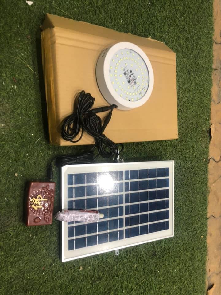 ĐÈN NĂNG LƯỢNG MẶT TRỜI VÀ MÁY TỤNG KINH GẮN MỘ