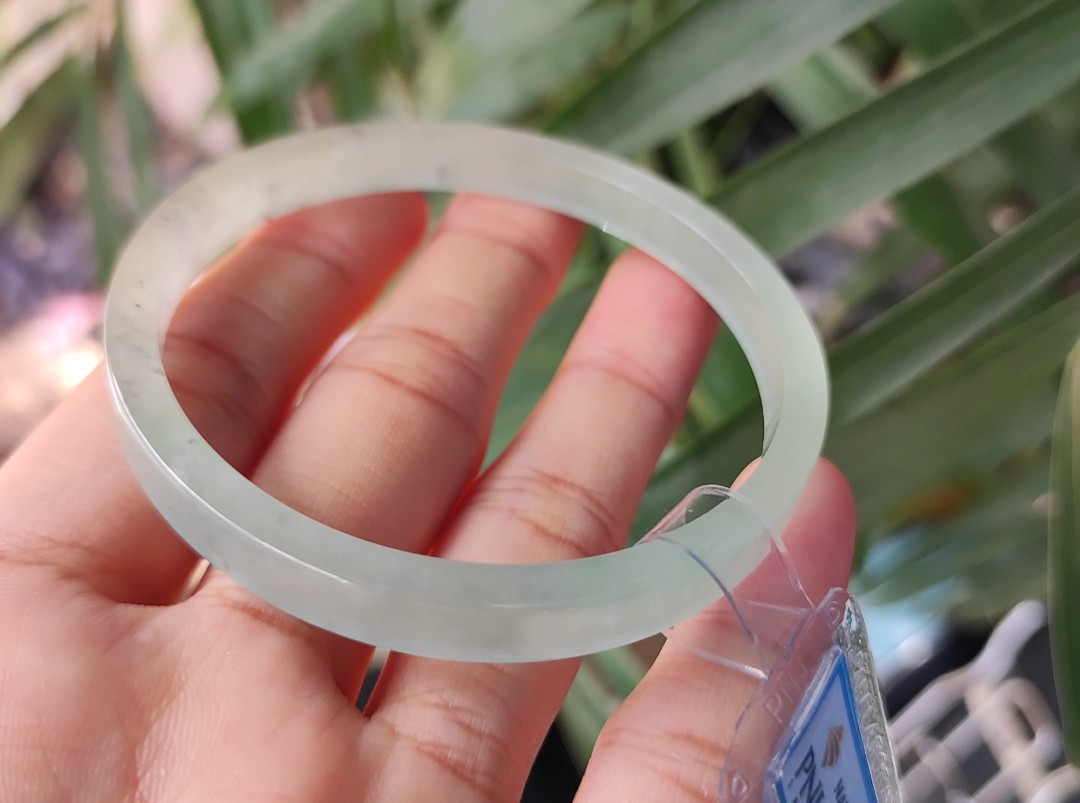 [HCM]Vòng ngọc bản vuông size 55mm, chất ngọc trong, mỏng manh xinh xắn, tuyệt tác trên tay nữ nhân, đã kiểm định PNJ, ảnh thực tế - xưởng buôn đá phong thủy Huỳnh Đào