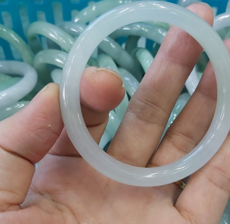 [HCM]Vòng tay đá cẩm thạch ngọc trắng nguyên khối tự nhiên (shop sẻ gọi tư vấn size kĩ để khách iên tâm về chất lượng ) hình thật 100%